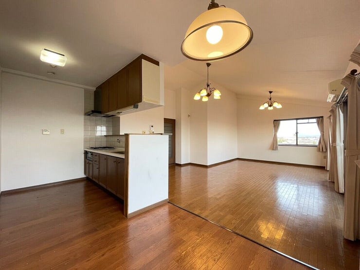 【リビング】大きな窓からは暖かい陽射しが差し込んできます。ソファやテーブルを置いても使いやすい配置で、ご家族そろってゆったりとお寛ぎいただけます。どんな家具を置こうか想像が膨らみます♪