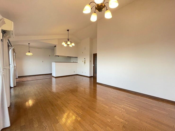 【リビング】開放感のあるリビング。掃き出し窓から採光を確保することができ、明るい空間で家族団らんできます♪ダイニングテーブルを置いてもゆとりのある広さなので、心地よい食事の時間をお過ごしいただけます♪