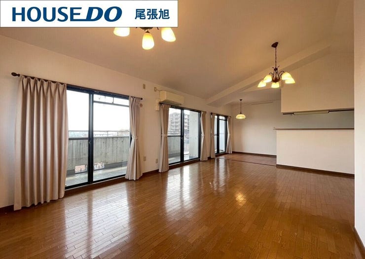 【リビング】開放感のあるリビング。掃き出し窓から採光を確保することができ、明るい空間で家族団らんできます♪ダイニングテーブルを置いてもゆとりのある広さなので、心地よい食事の時間をお過ごしいただけます♪