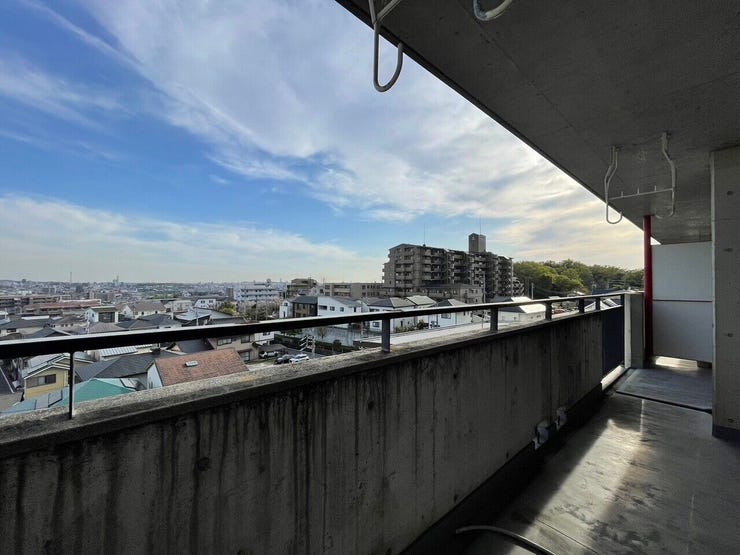 【バルコニー】日当たりの良い広さ十分の使い勝手の良いバルコニー。お布団や衣類などのお洗濯物を気持ちよく干せそうです♪南面にあり陽当たり良好!たっぷり陽を浴びたお布団や衣類は気持ちよさそうです♪