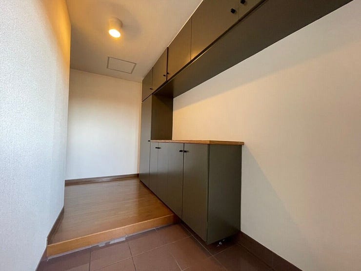 【玄関】大容量のシューズボックスが付いた玄関です。ご家族の靴もすっきり収納できます。綺麗な玄関を保てそうです♪窓も付いており、明るい空間です。帰ってきたくなるマイホームをご家族でつくりあげたいですね♪