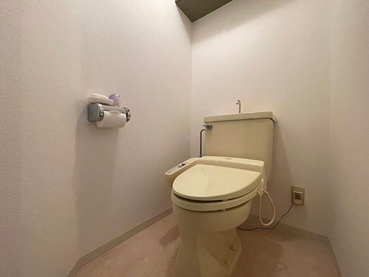 【トイレ】温水洗浄機能付便座の、お手入れのしやすいトイレを採用しました。換気もバッチリできます。毎日使うところなので綺麗を保ちたいですね。収納もありトイレットペーパーやお掃除グッズなどを収納できます♪