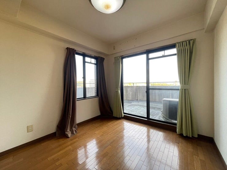 【洋室】丁度いいサイズの洋室です。トレンドになりつつあるのが、広過ぎず、快適すぎない子ども部屋。勉強と寝るだけの部屋にすることで閉じこもりがなくなり、リビングで過ごす時間が増えると言われています。