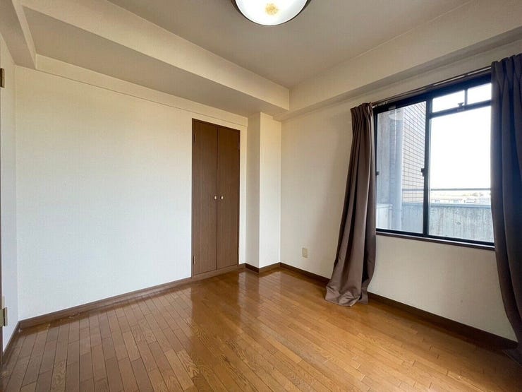 【洋室】多数の洋室があるため、それぞれ各部屋でプライベート空間をお楽しみいただけます。収納も完備しているのですっきりとしたお部屋でお寛ぎいただけます。2面採光のため、日当たりも良好です!