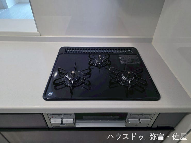 作った料理を置いておく場合等3口目があると重宝します☆コンロの位置によって火力が異なり、グリル部分も含めると最大4箇所での同時調理が可能です!一度にたくさんの料理を作るご家庭におすすめです♪