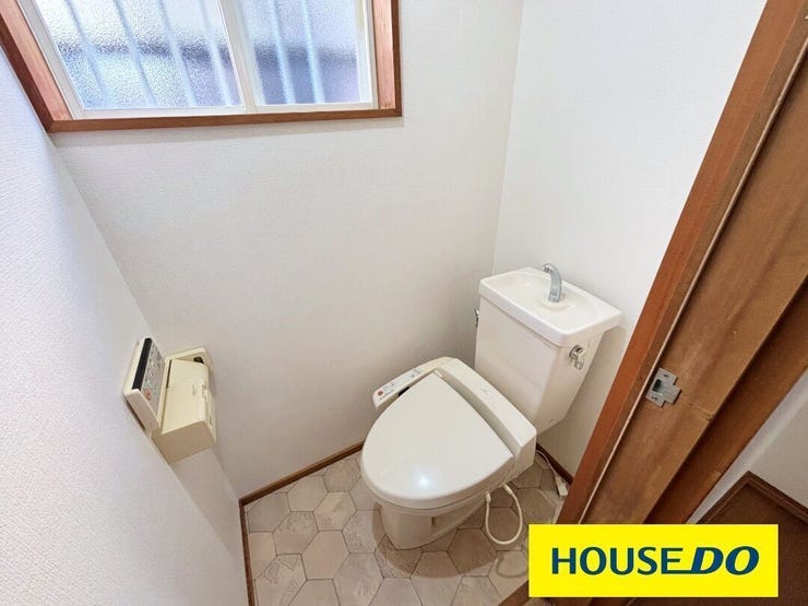 白を基調とした清潔感のあるトイレです。