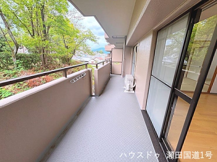 広々としたバルコニーは、洗濯物を干すだけでなく、ガーデニングなども楽しめます。