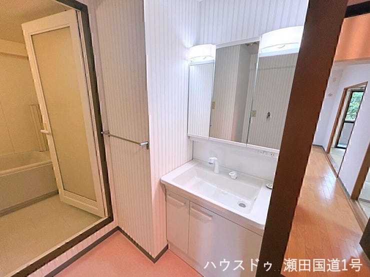 鏡の裏側や洗面ボウルの下に収納スペースがあり、洗顔用品や化粧品、タオルなどを効率的に整理整頓できます。