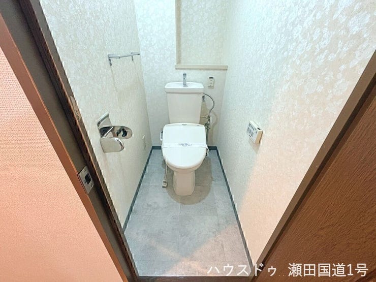 シンプルなデザインで、ちょっとした小物や予備のペーパーを置ける棚があります。