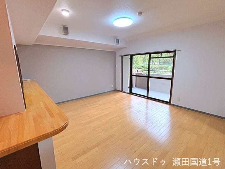 大きな窓から自然光がたっぷりと差し込み、空間全体を明るく開放的に演出しています。