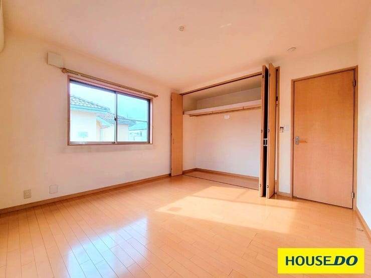 2階8帖洋室です。大きめのクローゼットが備え付けられているため、衣類や小物をスッキリ収納できます。