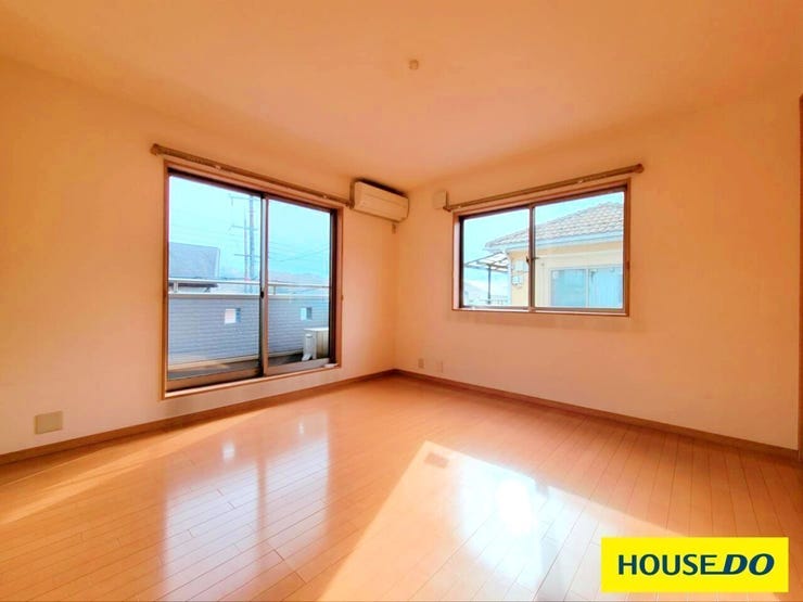 2階8帖洋室です。大きな窓から自然光がたっぷりと差し込み、部屋全体が明るく開放的な空間となっています。