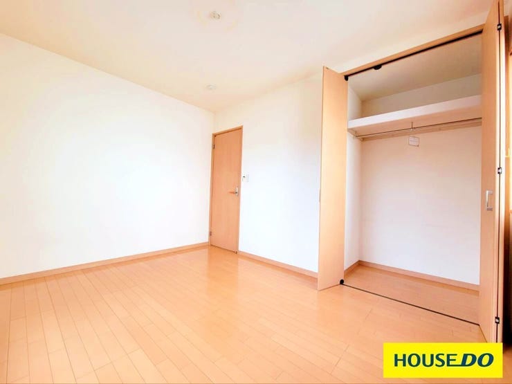 2階南側6帖洋室です。ローゼットが備え付けられているため、衣類や小物をスッキリ収納できます。