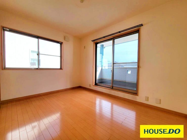 2階南側6帖洋室です。窓からは自然光がたっぷり入り込み、部屋全体が明るく開放的です。