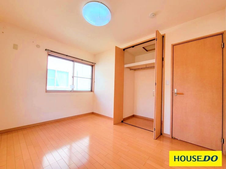 2階北側6帖洋室です。ローゼットが備え付けられているため、衣類や小物をスッキリ収納できます。