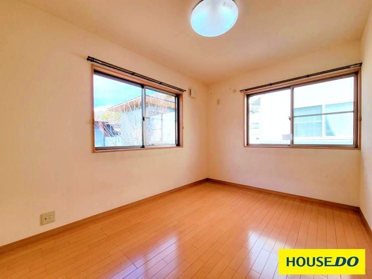 2階北側6帖洋室です。窓からは自然光がたっぷり入り込み、部屋全体が明るく開放的です。