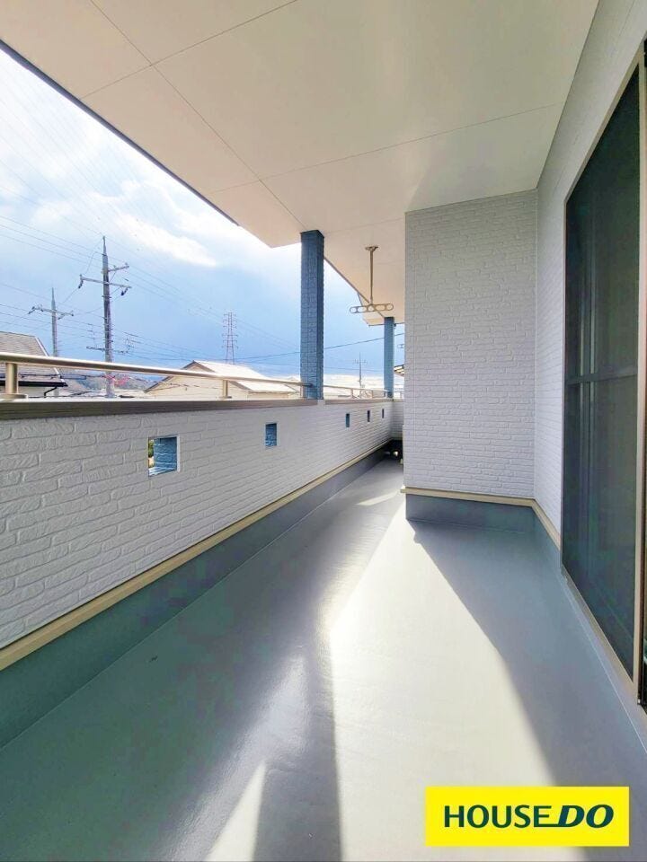 バルコニー塗装実施済。南側のため日当たりがよく、洗濯物もゆったり干せるスペースがあります。