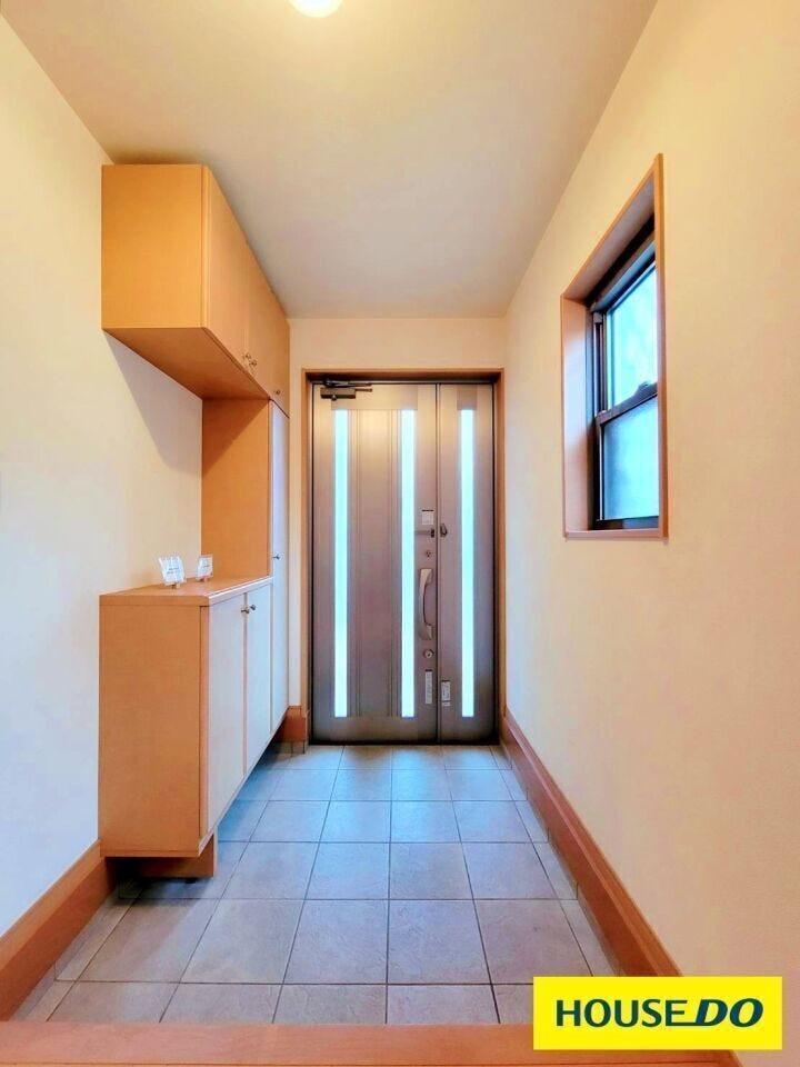 ゆったりとした明るい玄関です。家族全員分の靴をすっきり収納できる大容量の下駄箱です!