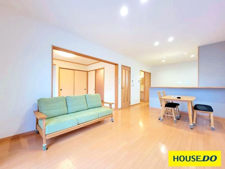 キッチンカウンター越しにリビング・ダイニングが見渡せるため、料理中も家族とのコミュニケーションが取りやすい間取りです。