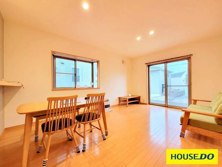 大きな窓から自然光がたっぷりと差し込み、部屋全体が明るく開放的な空間となっています。
フローリングと建具が統一された明るいウッドトーンで、全体的に温かく落ち着いた空間です。