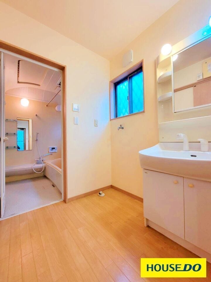 収納スペースが多く洗面台は、化粧品や洗面用品をすっきりと収納できます。