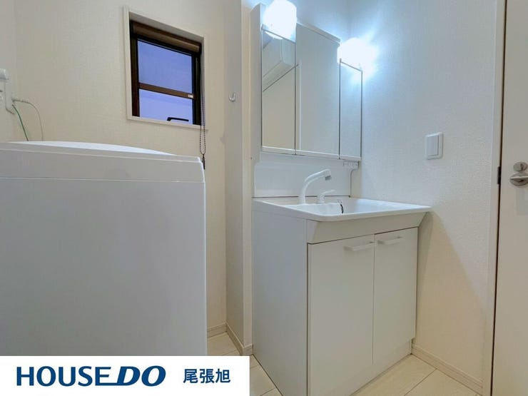 【洗面台/洗面所】清潔感のある洗面台です。鏡の後ろは収納スペースになっており、化粧水やボディクリームなどがたっぷり収納でき、洗面台周りもすっきり。お手入れも簡単なので綺麗を保てます!