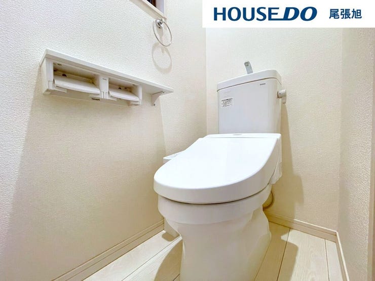 【トイレ】空気の換気と光の明るさに配慮した清潔感のあるトイレです。ご自分の好きなアロマや芳香剤を置いて落ち着く空間を演出するもの良いですね♪1人になれる空間ですから、リラックスしたいですね。