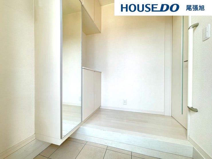 【玄関】扉を開けてすぐ目の前に広がる広々とした玄関です。わが家に帰った時に言う「ただいま」その言葉が何十年にもわって元気よく響くような、家族が帰りたくなる快適な住まいがテーマです。