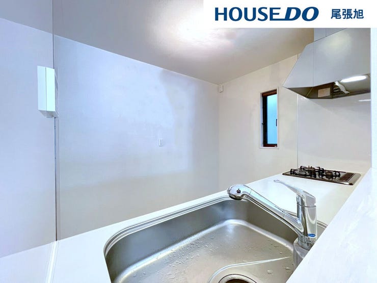 【背面スペース】背面の収納スペースも充分あるのですっきりとしたキッチンを保てそうです♪冷蔵庫や食器までの動線か短く、時短調理につながります!忙しい日々もストレスなくお料理できそうです。