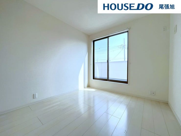 【洋室】丁度いいサイズの洋室です。トレンドになりつつあるのが、広過ぎず、快適すぎない子ども部屋。勉強と寝るだけの部屋にすることで閉じこもりがなくなり、リビングで過ごす時間が増えると言われています。