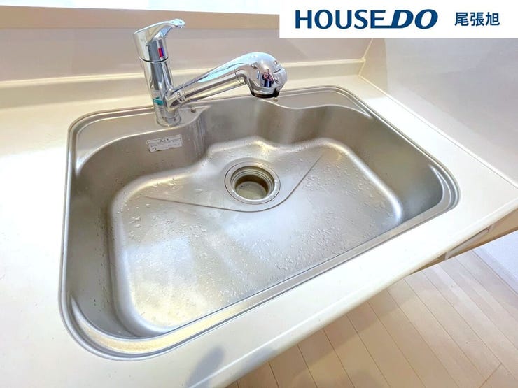 【浄水器機能付水栓】浄水と原水をボタン一つで簡単に切り替えができるビルトイン式浄水器水栓を採用。ビルトインの為見た目もすっきりです♪シャワーノズルでシンク周りも簡単にお手入れでき、毎日清潔に保てます!