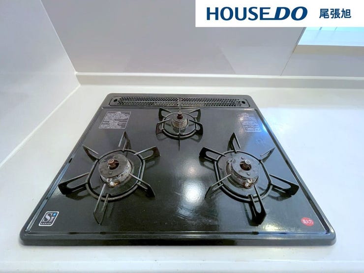 【3口コンロ】3口コンロ付きなので、お料理がはかどります。メイン料理2品を手前のコンロで調理しながら、奥の小バーナーで汁ものを調理するなど、複数の調理を一度に行うことができます。時短調理に繋がります!