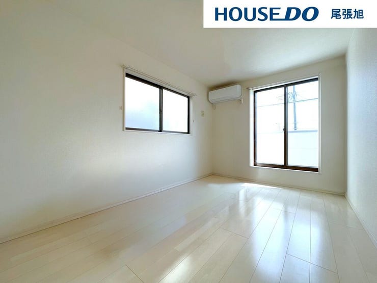 【家具配置イメージ/寝室】広々とした洋室です♪ゆとりのある洋室はご夫婦の主寝室にいかがですか?♪クローゼット付きなので収納にも困りません。各居室収納はたっぷりあるので、お部屋をすっきりと保てそうです♪