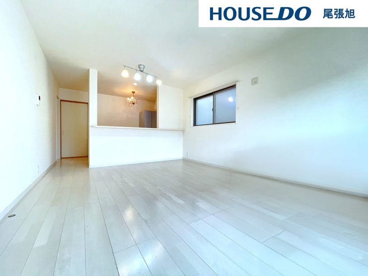 【リビング】
【家具配置イメージ/リビング】光が優しく差し込む明るいリビング♪最高の家族団らんのお時間をお過ごしいただけます♪ひろびろとしたLDKで、ソファや4人掛けテーブルを置いても使いやすい配置です。