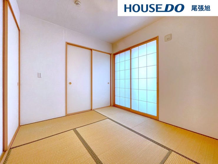 【和室】日本を感じる和室です。和の雰囲気が素敵なお部屋です。明るく居心地が良いちょっとしたお部屋は、なにかと重宝します♪お子様のプレイルームとして、客間として、様々な使い方ができそうですね♪