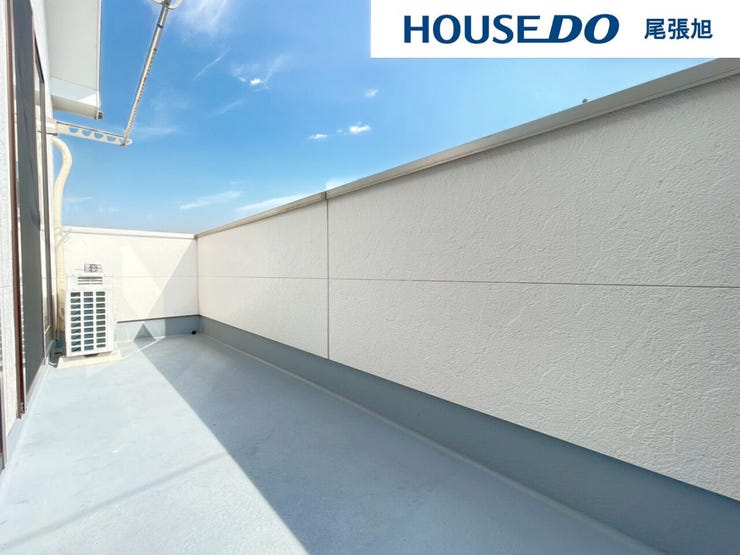 【南向きバルコニー】毎日が明るく、心地よい陽射しに包まれる南向きバルコニー。日中は太陽の光が差し込み、洗濯物が早く乾き、温かなひとときを楽しめます。春から秋にかけて、心地よい風を感じながられます。