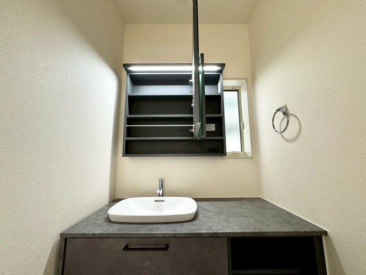 【Washroom】毎朝の準備がスムーズに。広めの洗面台と収納が使いやすい洗面所です。