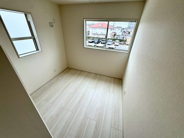 【Bedroom】明るく風通しの良い洋室。新築ならではの清潔感も魅力です。