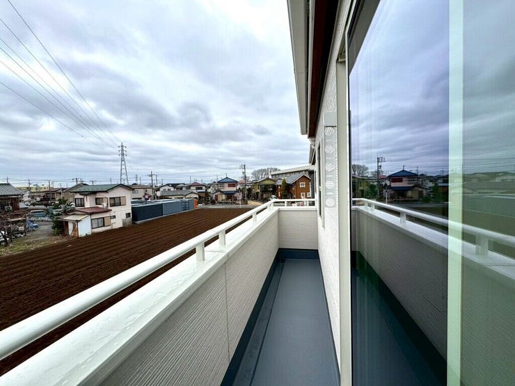 【Balcony】日当たりの良いバルコニーはお洗濯物がしっかり乾きやすく、毎日の家事にも重宝します。