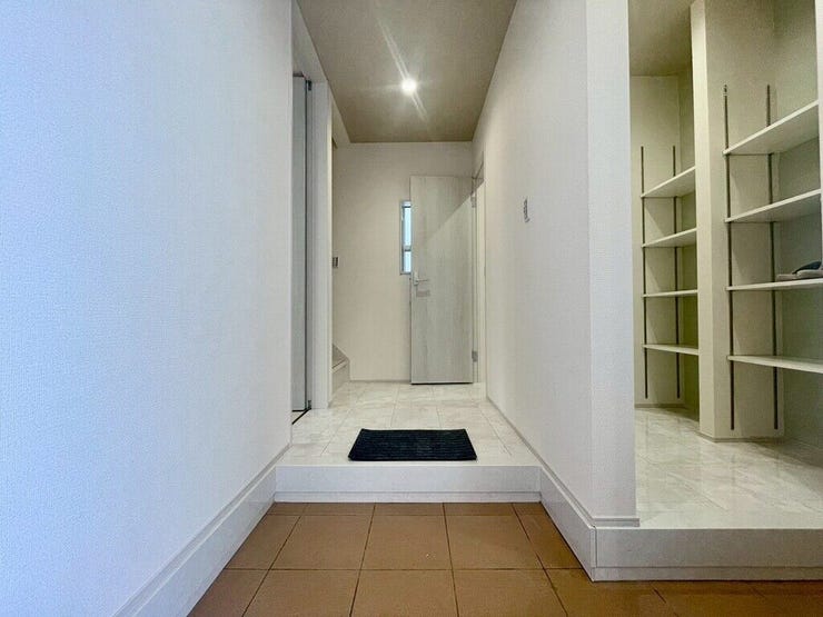 【Entrance】明るく清潔感のある玄関が、毎日の帰宅を心地よく迎えてくれます。