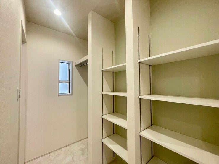 【Entrance】収納たっぷりのシューズインクローゼット。玄関がすっきり片付いて、毎日が快適です。