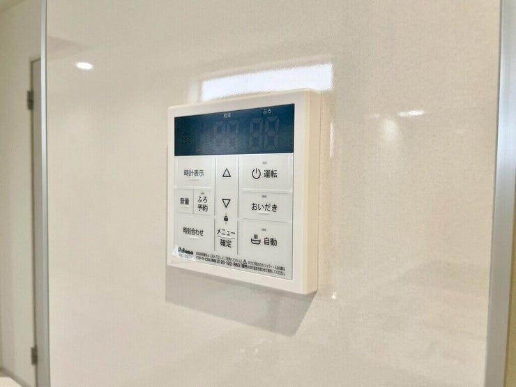 【Facilities】お湯の温度調整がラクな給湯器リモコン付き。追い焚き操作も簡単です。