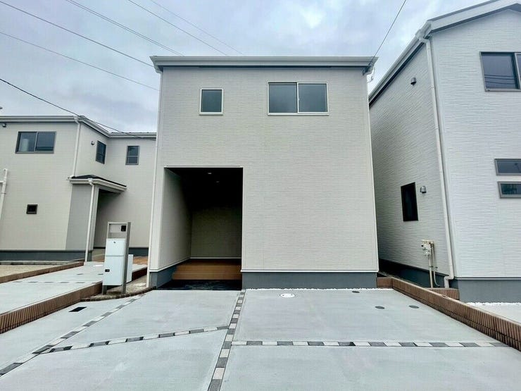 【Exterior】ゆとりのある駐車スペース付きで、車の出し入れもスムーズに行えます。