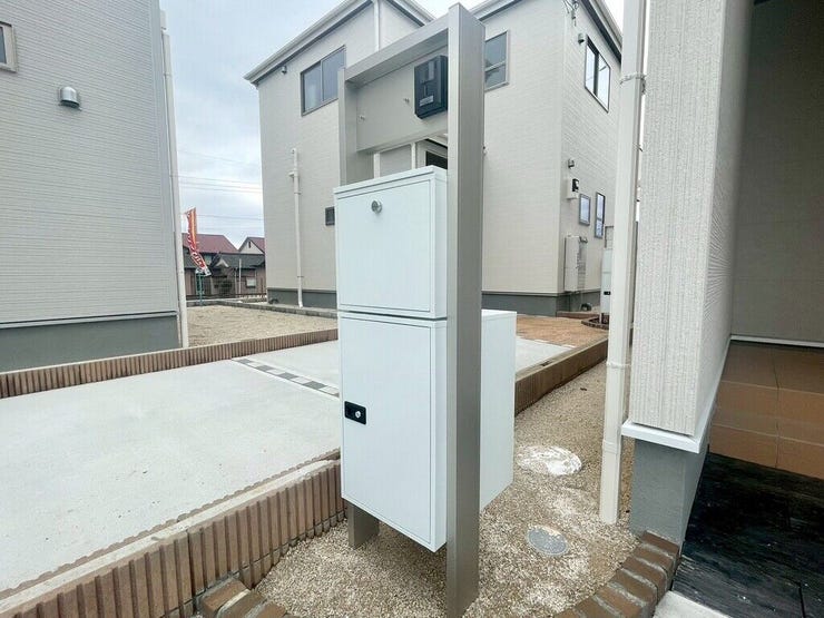 【Facilities】外出中でも荷物を受け取れる便利な宅配ボックス付き。忙しい毎日も安心です。