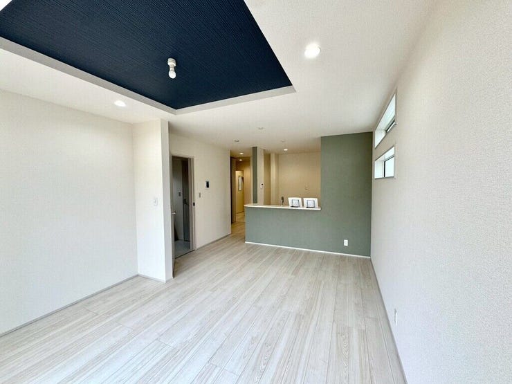 【Living】広々としたリビングは、大きな窓から自然光が差し込む温かな空間です。