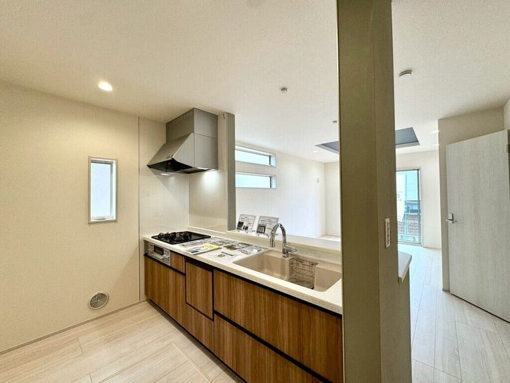 【kitchen】効率よく使える広々キッチン。収納力も高く、料理の時間がスムーズに。