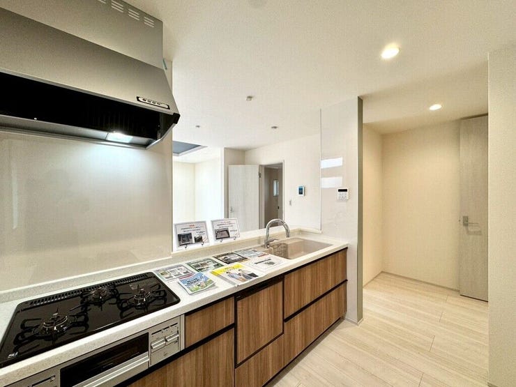 【kitchen】広めのキッチンは料理のしやすさを追求した設計。収納も豊富で作業がしやすい空間です。