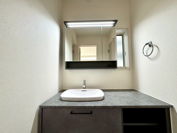 【Washroom】すっきりとしたデザインで、毎日の生活が快適に。収納も豊富な洗面所です。