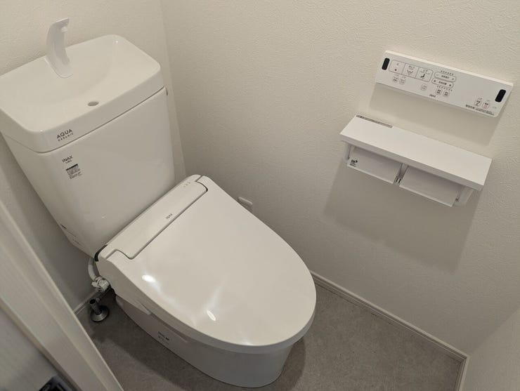 温水洗浄便座完備。冬でも快適に使えます。