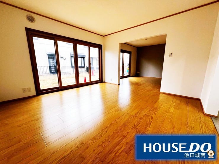 開放的なリビングで大きなソファーも置けます♪♪